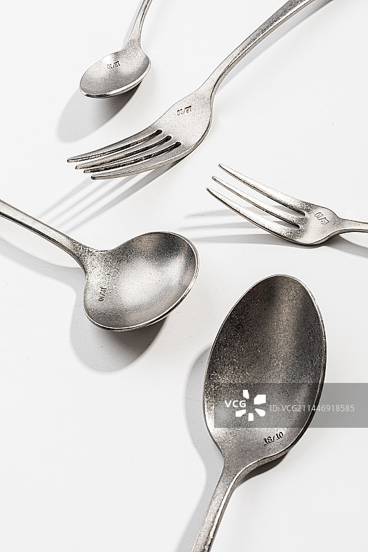 餐桌上的复古银色不锈钢刀叉勺图片素材