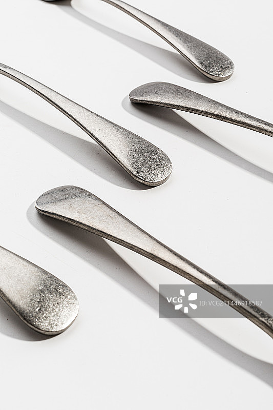 餐桌上的复古银色不锈钢刀叉勺图片素材