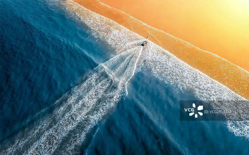 上岸 驶向光明图片素材