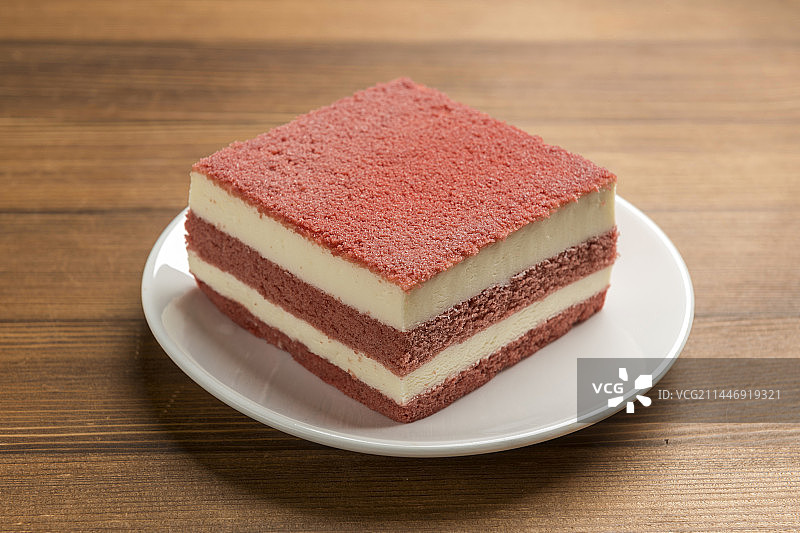 红丝绒蛋糕摆放在桌面上刀切蛋糕特写图片素材
