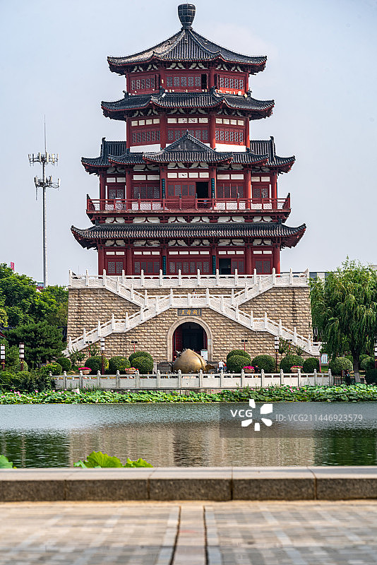 山东济宁任城古南池公园王母阁建筑倒影景观图片素材