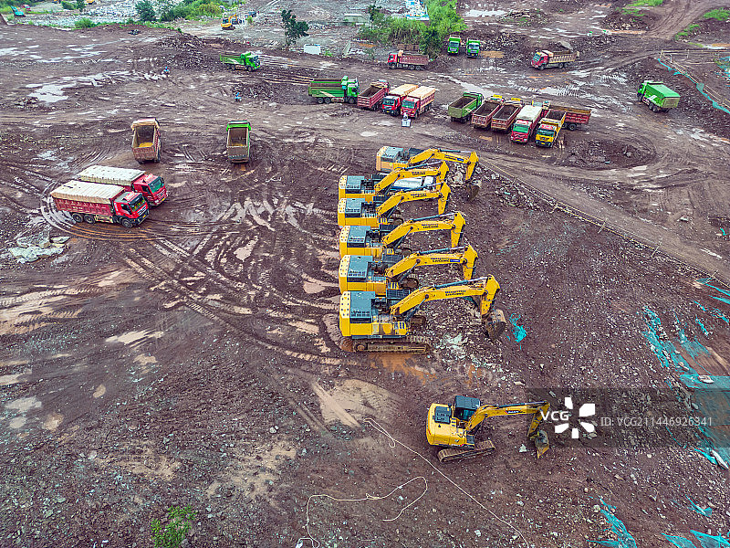 高视角航拍雨后的工地静悄悄图片素材