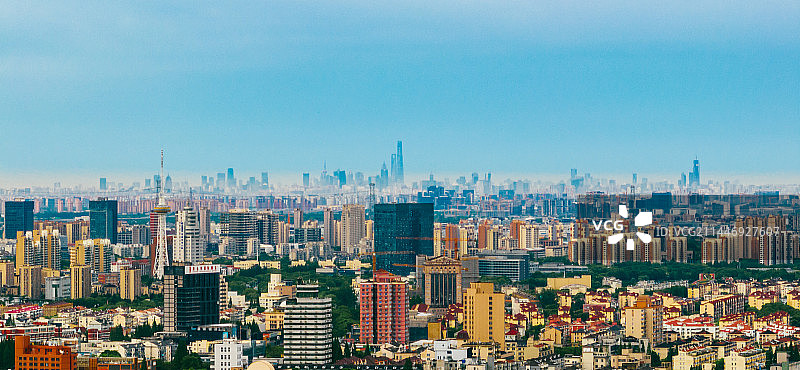 在苏州看上海天际线图片素材