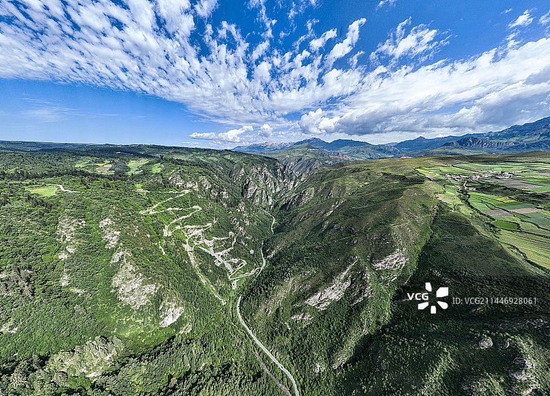 甘南美仁大草原到冶力关路上的峡谷风光图片素材