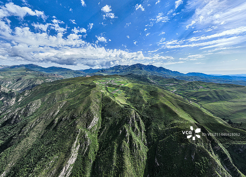 甘南美仁大草原到冶力关路上的峡谷风光图片素材
