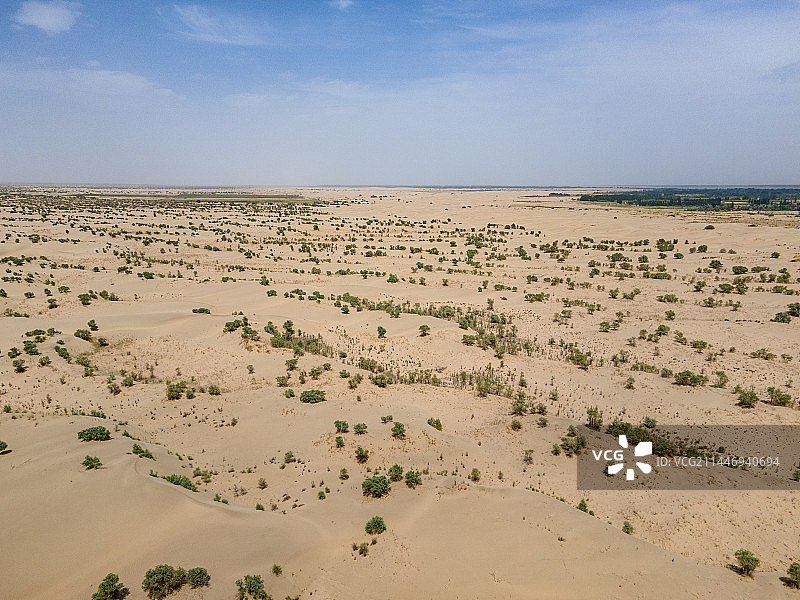 航拍新疆和田县的塔克拉玛干沙漠边缘图片素材