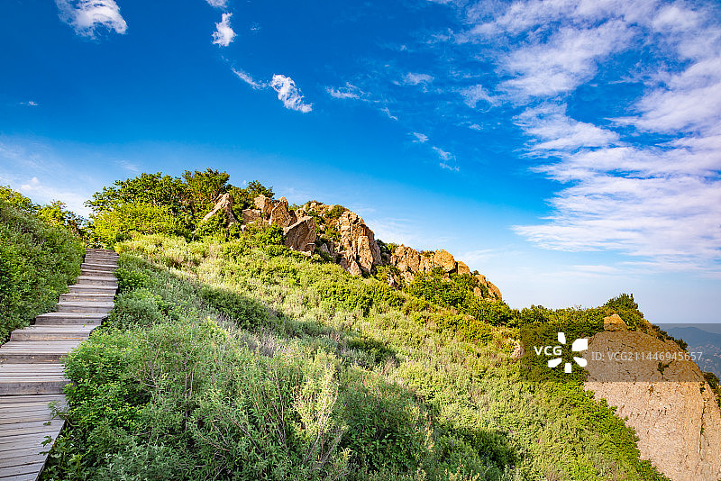 北京房山白草畔山脊登山木栈道图片素材
