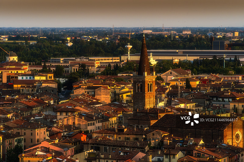 高角度拍摄意大利维罗纳夕阳城市光影特写图片素材