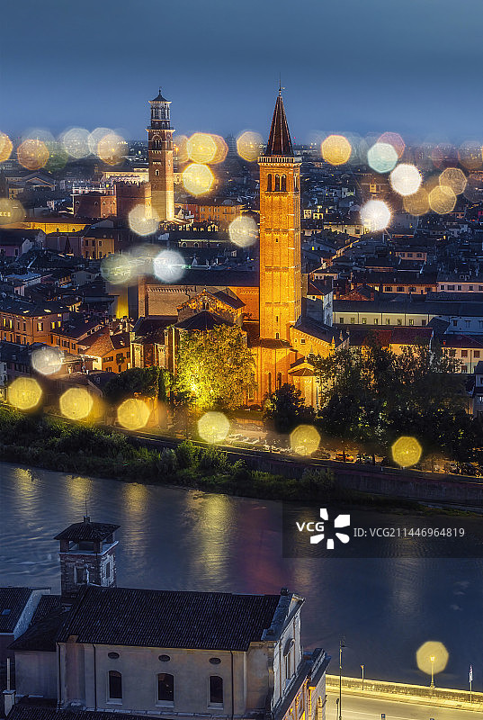 高角度拍摄意大利维罗纳夕阳城市光影特写图片素材