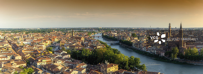 高角度拍摄意大利维罗纳夕阳城市光影特写图片素材