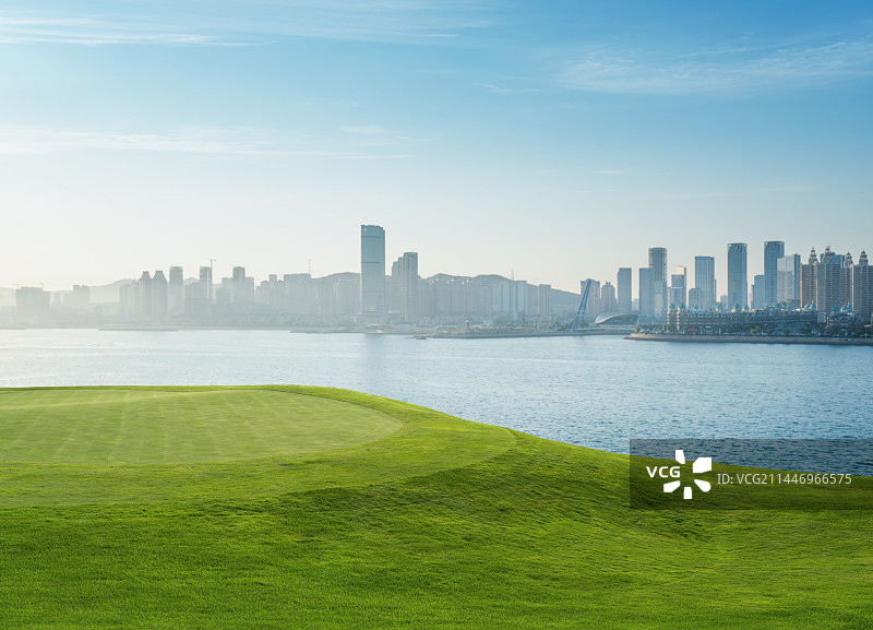 城市海边的草地图片素材