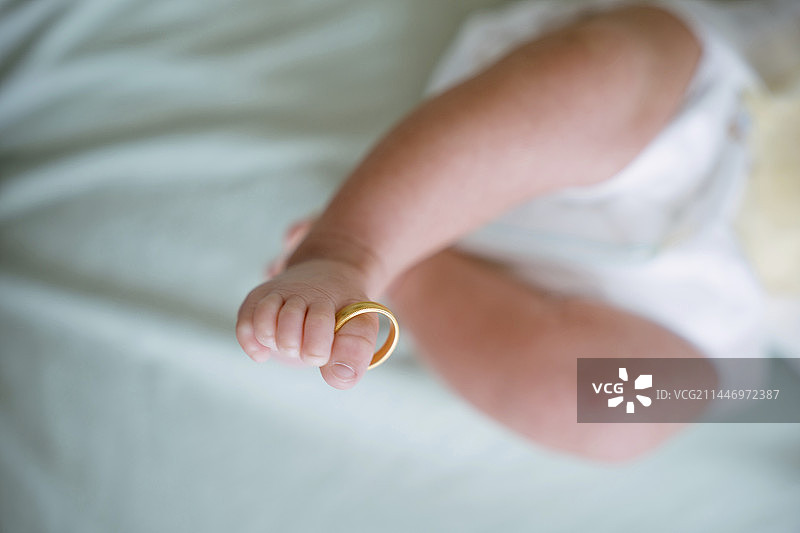 爸爸妈妈和新生儿图片素材