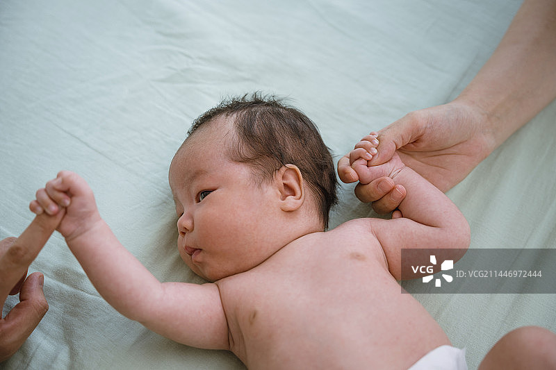 爸爸妈妈和新生儿图片素材