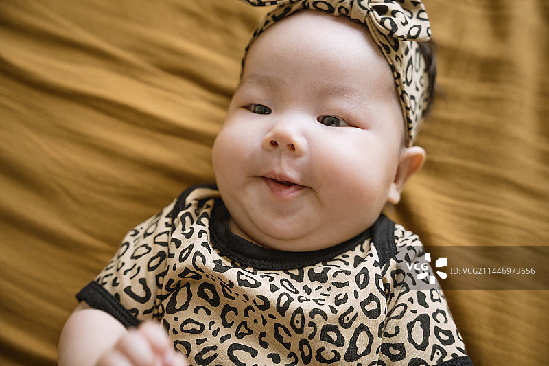 可爱的婴儿穿豹纹衣服图片素材