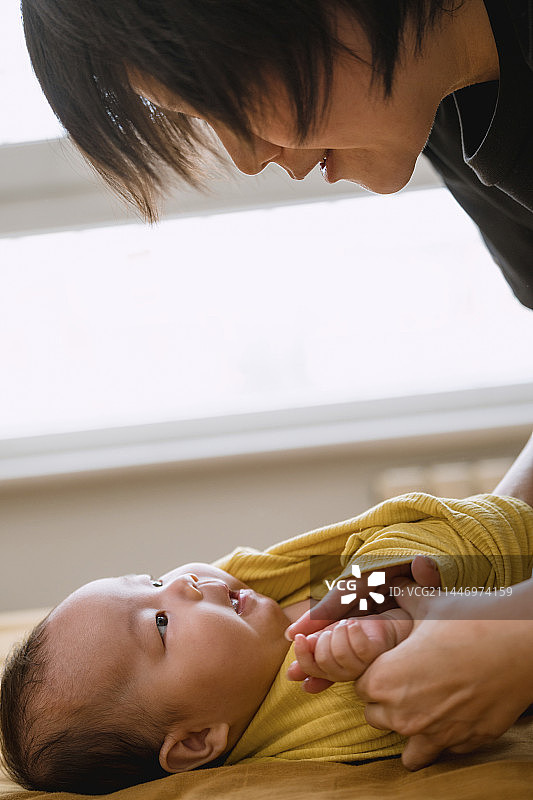 妈妈给小男孩换衣服图片素材