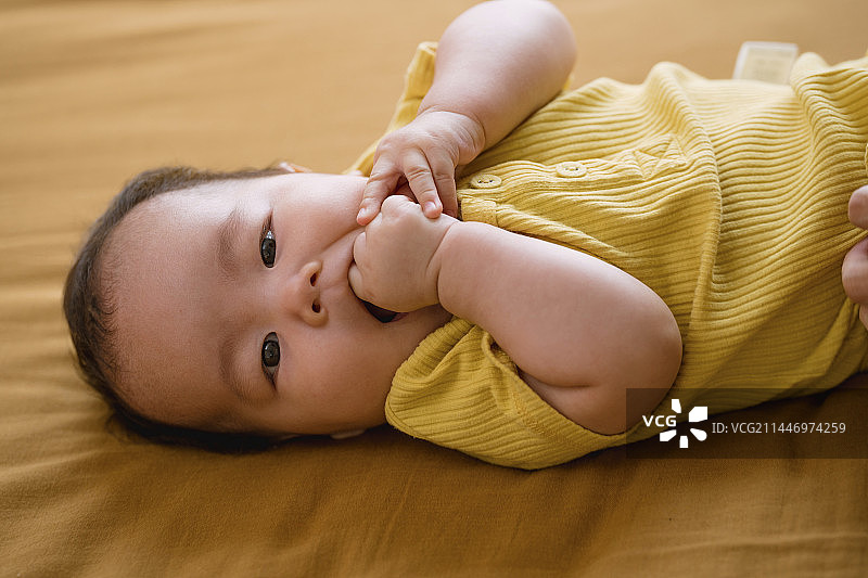 妈妈给小男孩换衣服图片素材