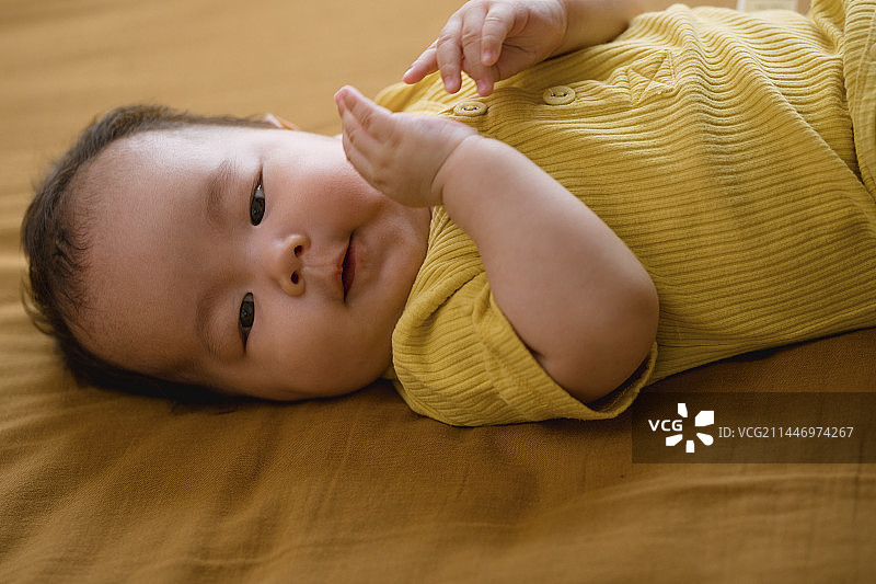 妈妈给小男孩换衣服图片素材