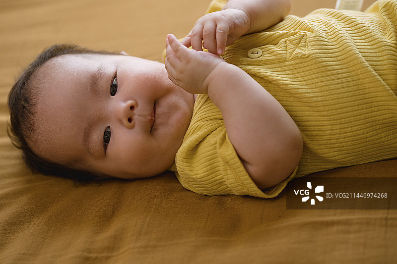 妈妈给小男孩换衣服图片素材