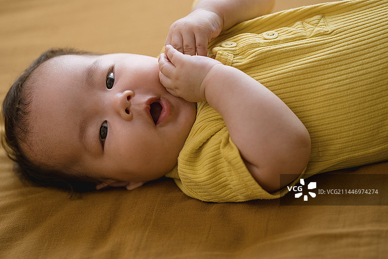 妈妈给小男孩换衣服图片素材