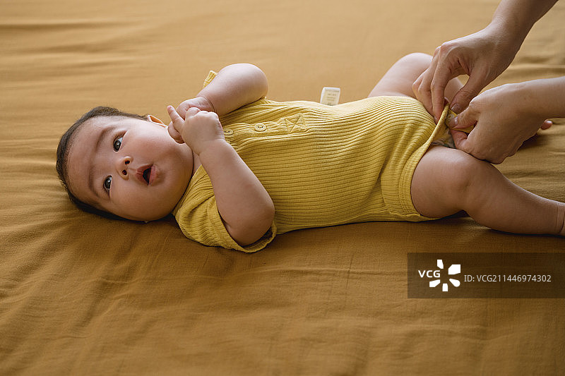 妈妈给小男孩换衣服图片素材