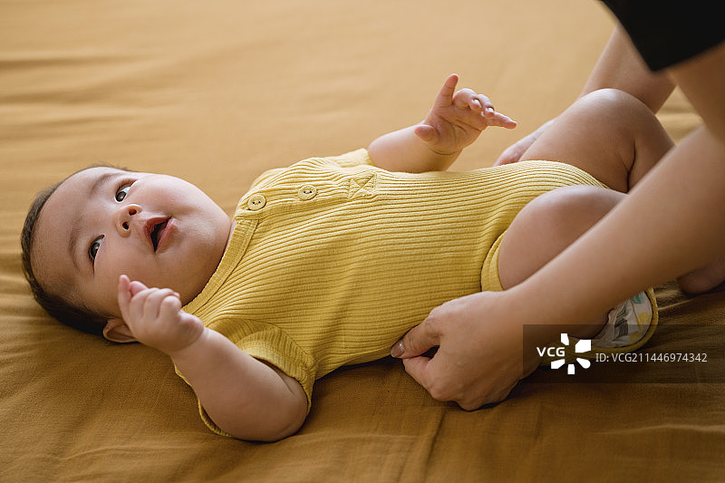 妈妈给小男孩换衣服图片素材