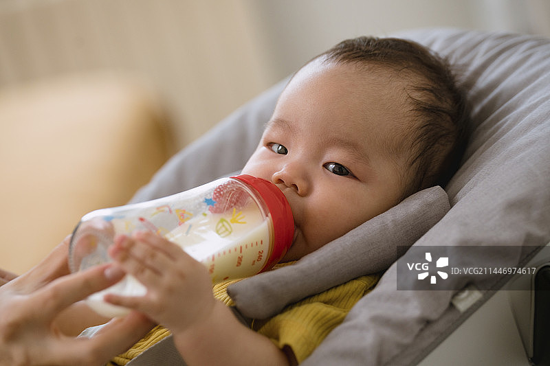 妈妈在给小男孩喂奶图片素材