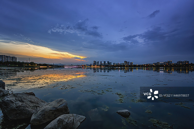 傍晚时分华灯初上之时的九龙湖和建筑光影+南京图片素材
