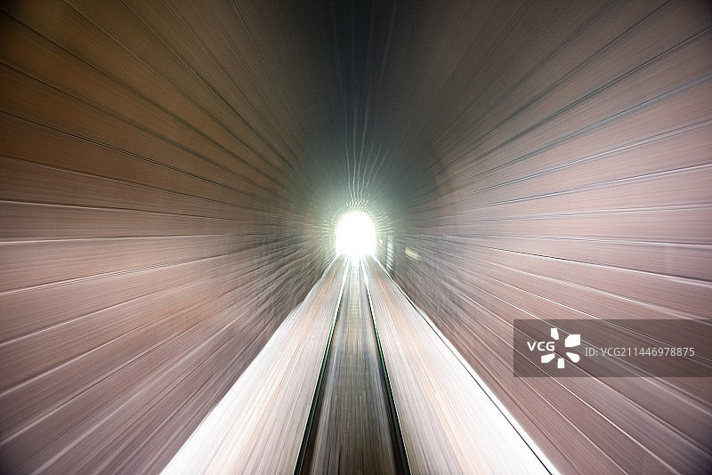 铁轨中的时空隧道图片素材