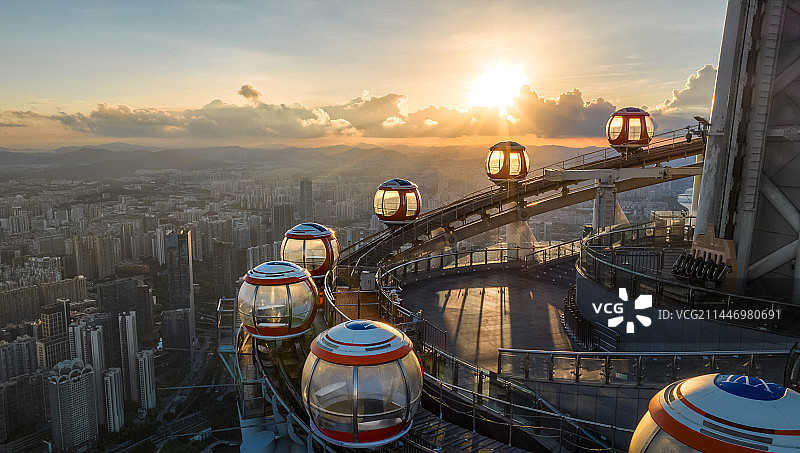 航拍晨曦中广州塔摩天轮图片素材