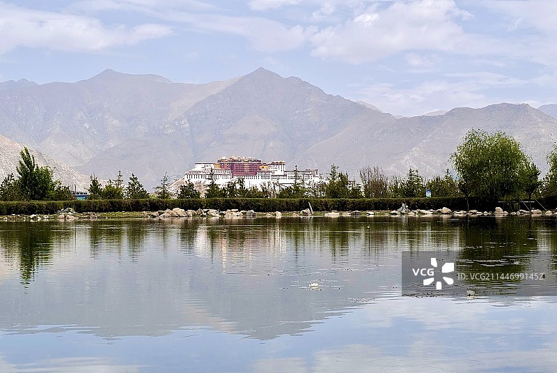 从拉萨南山公园远眺布达拉宫图片素材