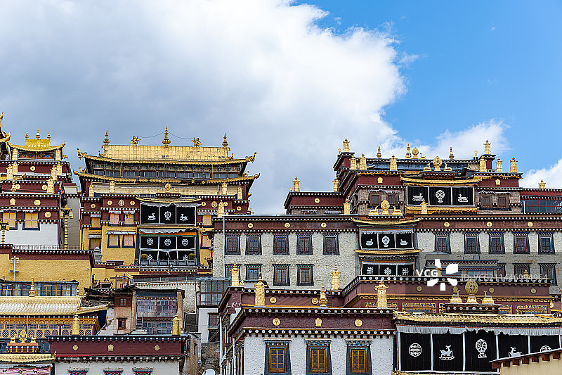 噶丹·松赞林寺释迦牟尼大殿和独克康参图片素材