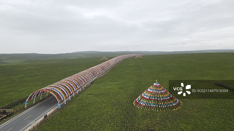 甘南美仁大草原上的经幡隧道航拍图片素材