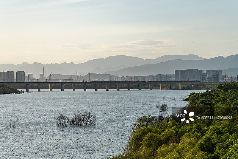 行驶在园博湖高架桥上的高速列车图片素材