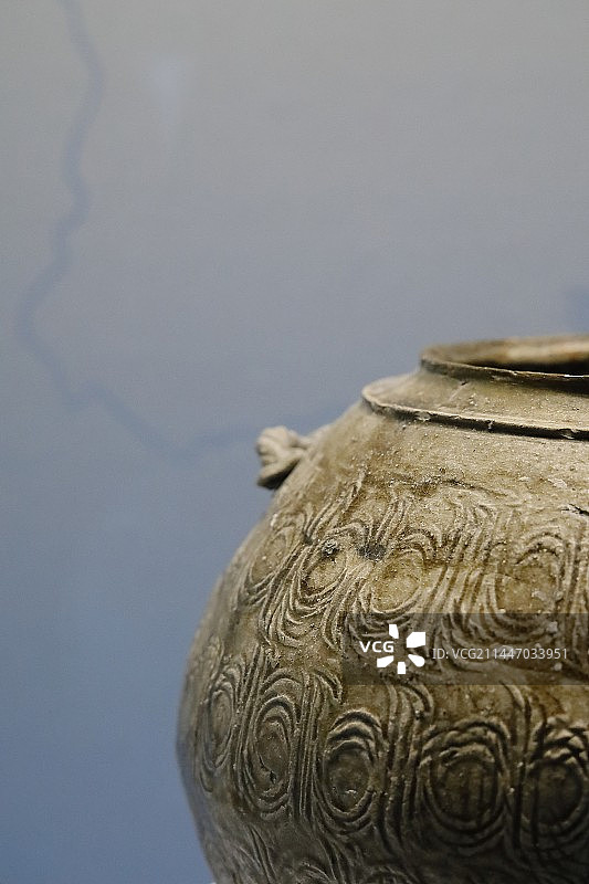北京中国国家博物馆馆藏春秋青釉双系罐（中古代瓷器展）图片素材