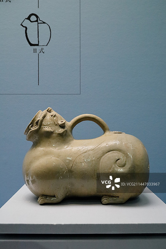 北京中国国家博物馆馆藏西晋青釉虎子（中国古代瓷器展）图片素材