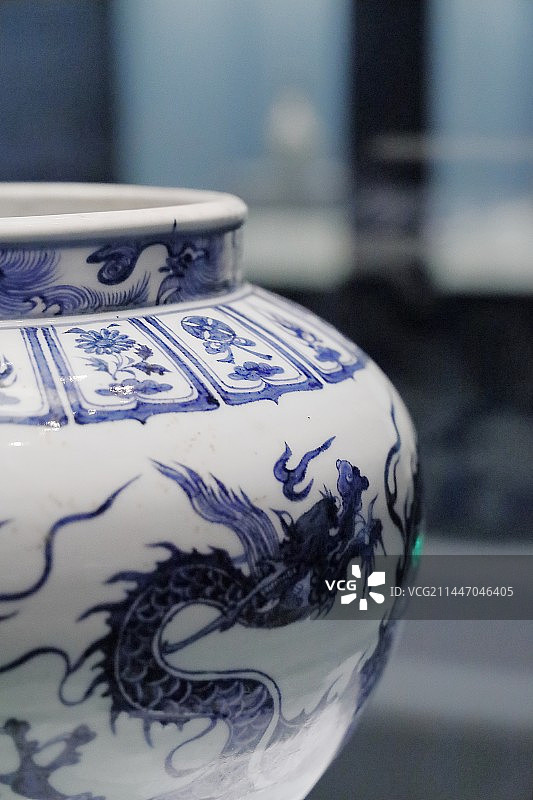 北京中国国家博物馆馆藏元代青花云龙纹罐（中国古代瓷器展）图片素材