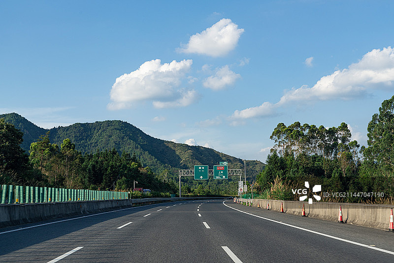 高速公路上的美丽风景图片素材