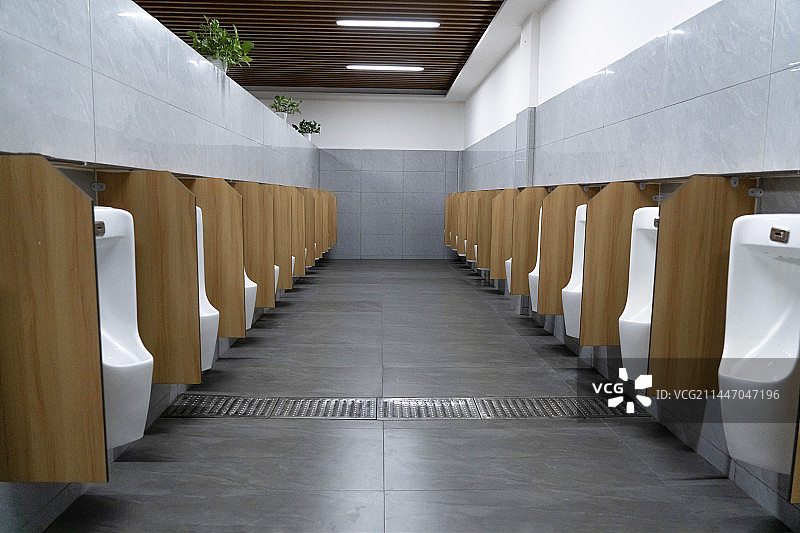 公共厕所里的男性小便池图片素材