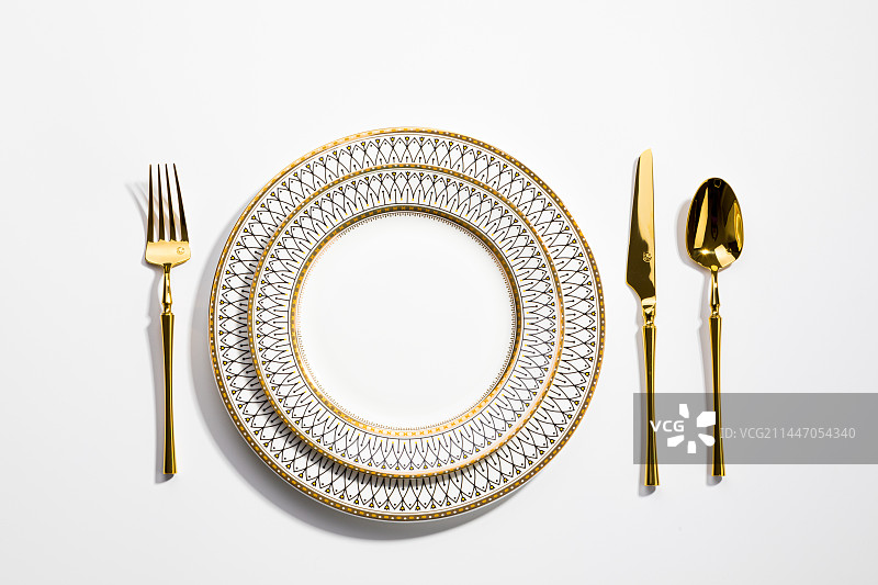 餐桌上的金色不锈钢刀叉勺餐具图片素材