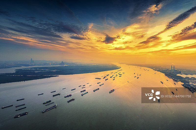 黄金水道千帆争流，航拍扬州-镇江段的长江图片素材