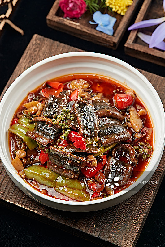 藤椒酸辣泡椒烧鳝鱼段图片素材