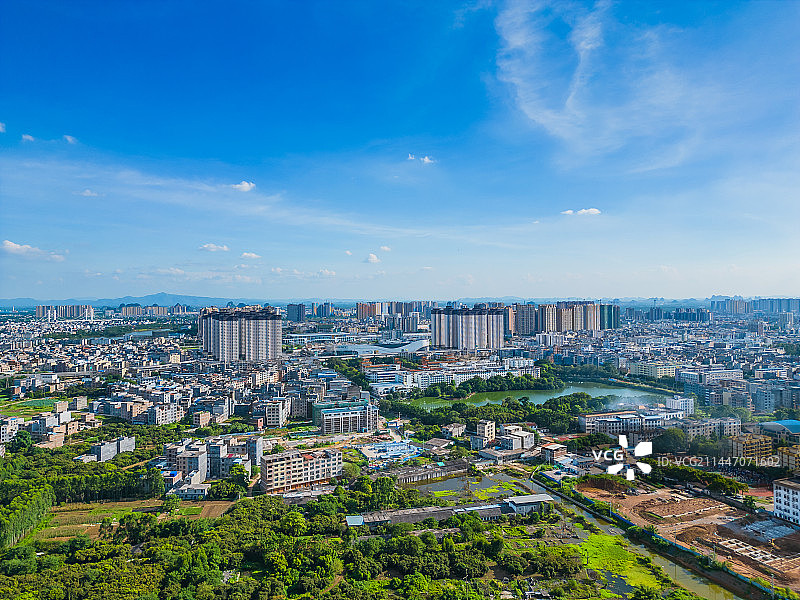 广西贵港的圣塘及周边城市建筑图片素材