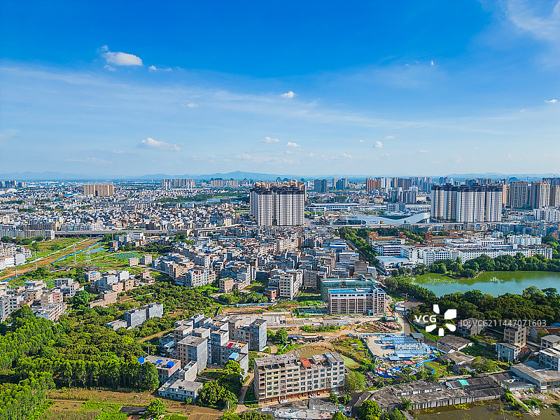 广西贵港的圣塘及周边城市建筑图片素材