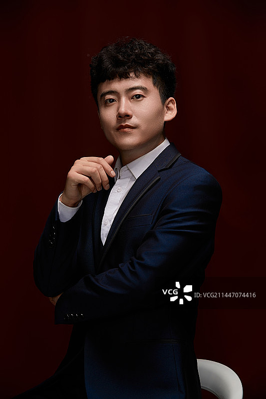 暗色背景下的商务男士形象图片素材