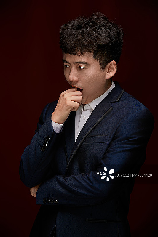 暗色背景下的商务男士形象图片素材