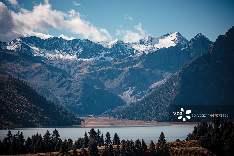 中国青藏高原的雪山风光图片素材