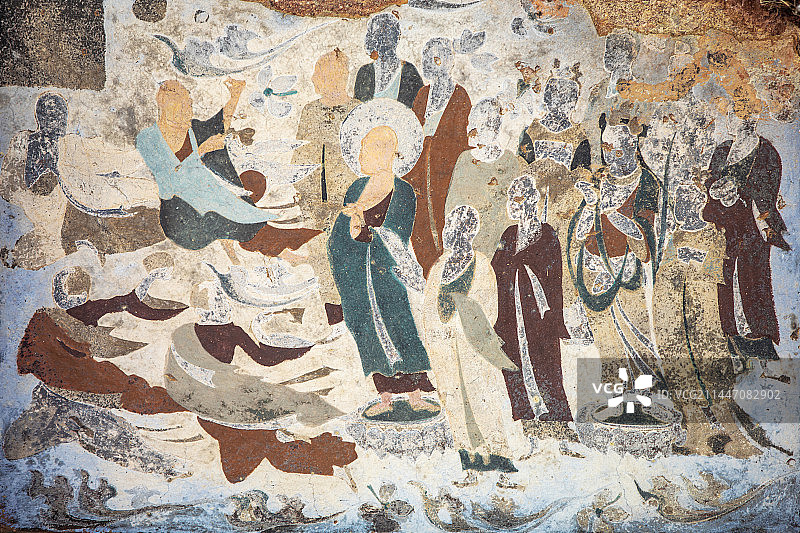 麦积山的石窟佛像和壁画图片素材