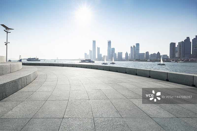 海滨停车场与城市天际线图片素材