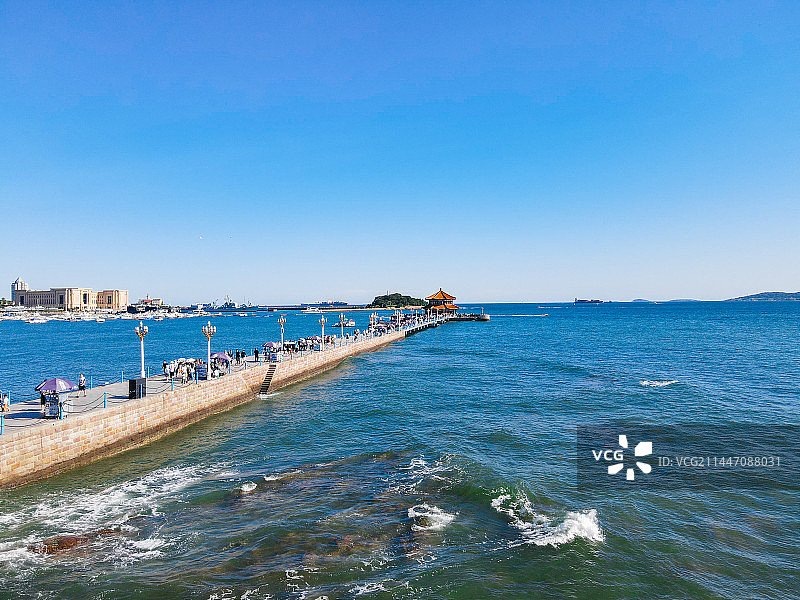 航拍青岛市南区栈桥美景图片素材