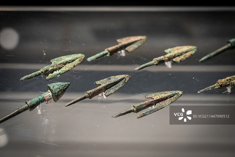 梁带村历史博物馆古文物矛戈图片素材